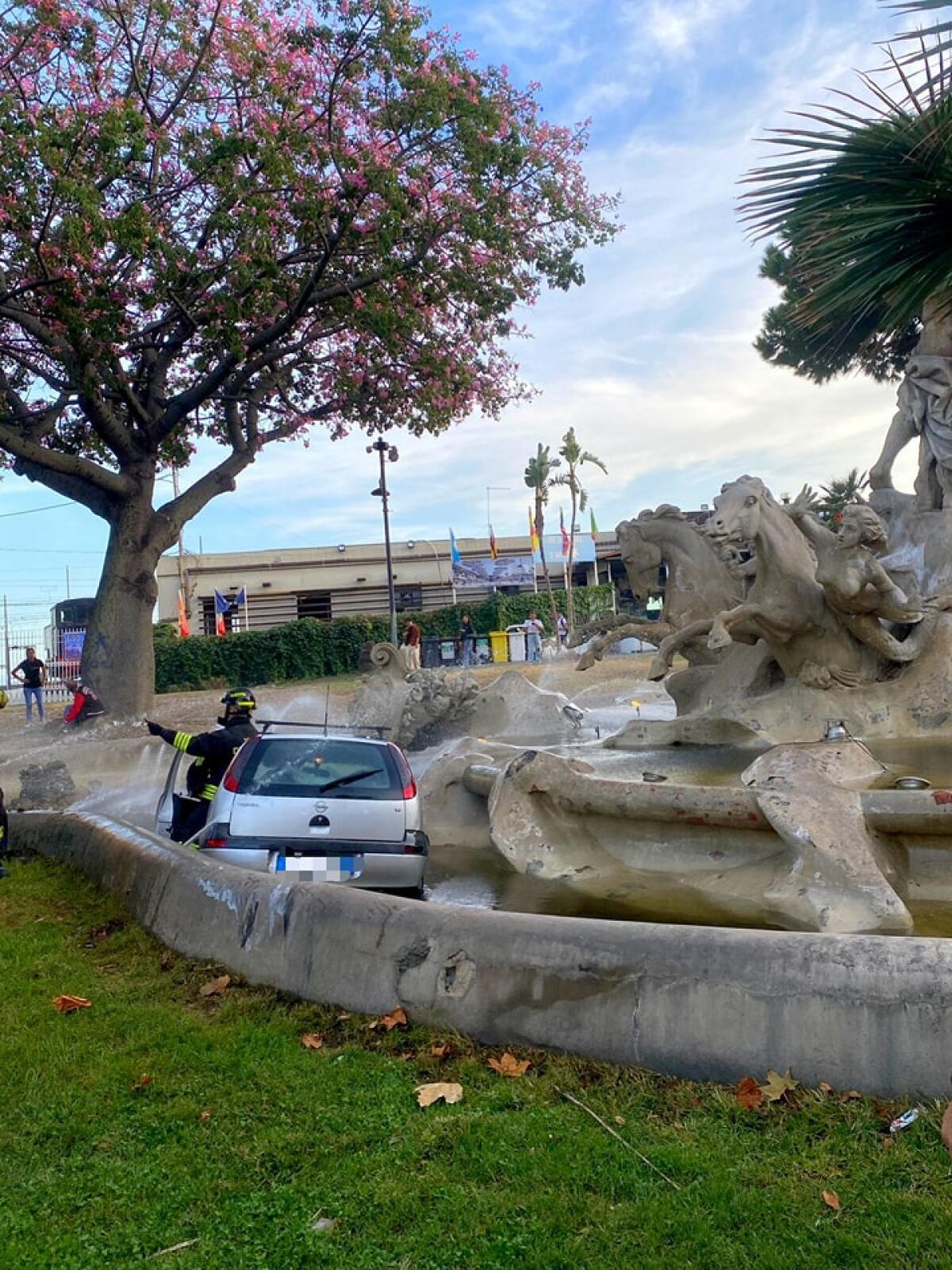 Incidente stradale Stazione Centrale di Catania: foto e video del rocambolesco “tuffo” in piscina - 