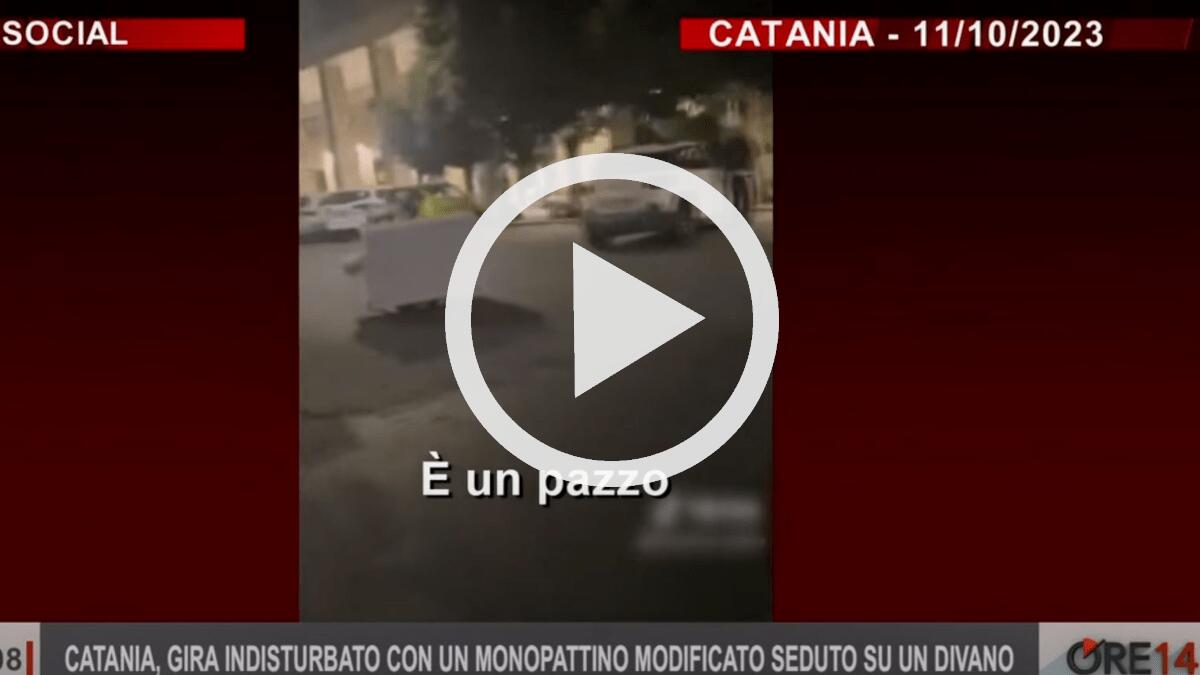 15enne monta divano su monopattino e gira indisturbato per Catania: il video mostrato dalla Rai - 