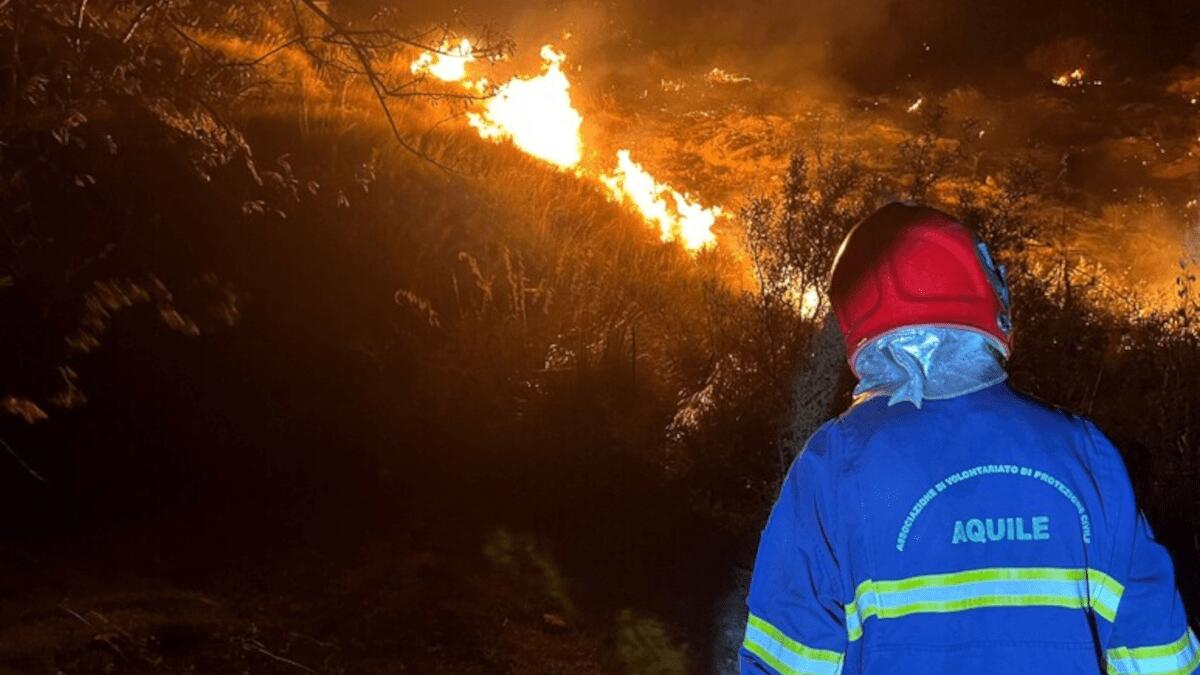 Lo scirocco alimenta decine d’incendi in Sicilia: colpita anche l’autostrada Catania Palermo - 
