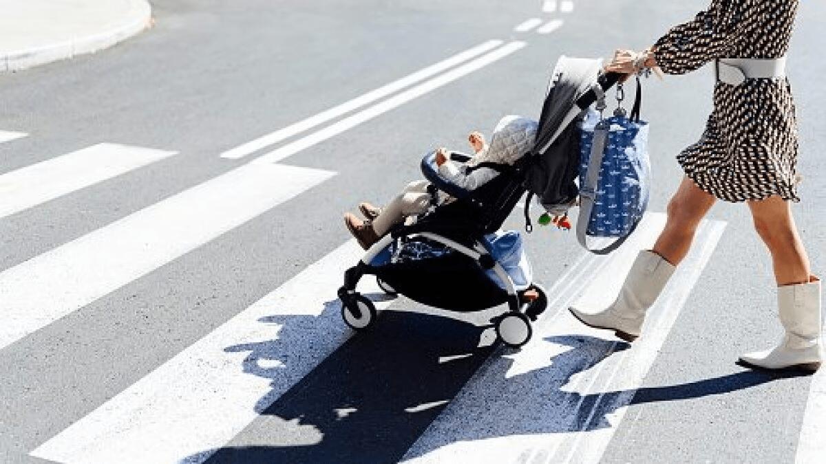Incidente al Viale Vittorio Veneto: scooter travolge passeggino sulle strisce pedonali - 