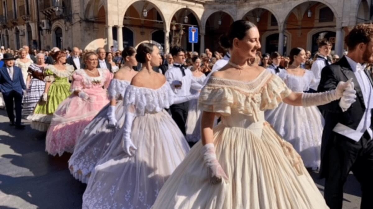 Gran Ballo della Sicilia del Gattopardo nel salotto neo pedonale di piazza Mazzini: le foto - 