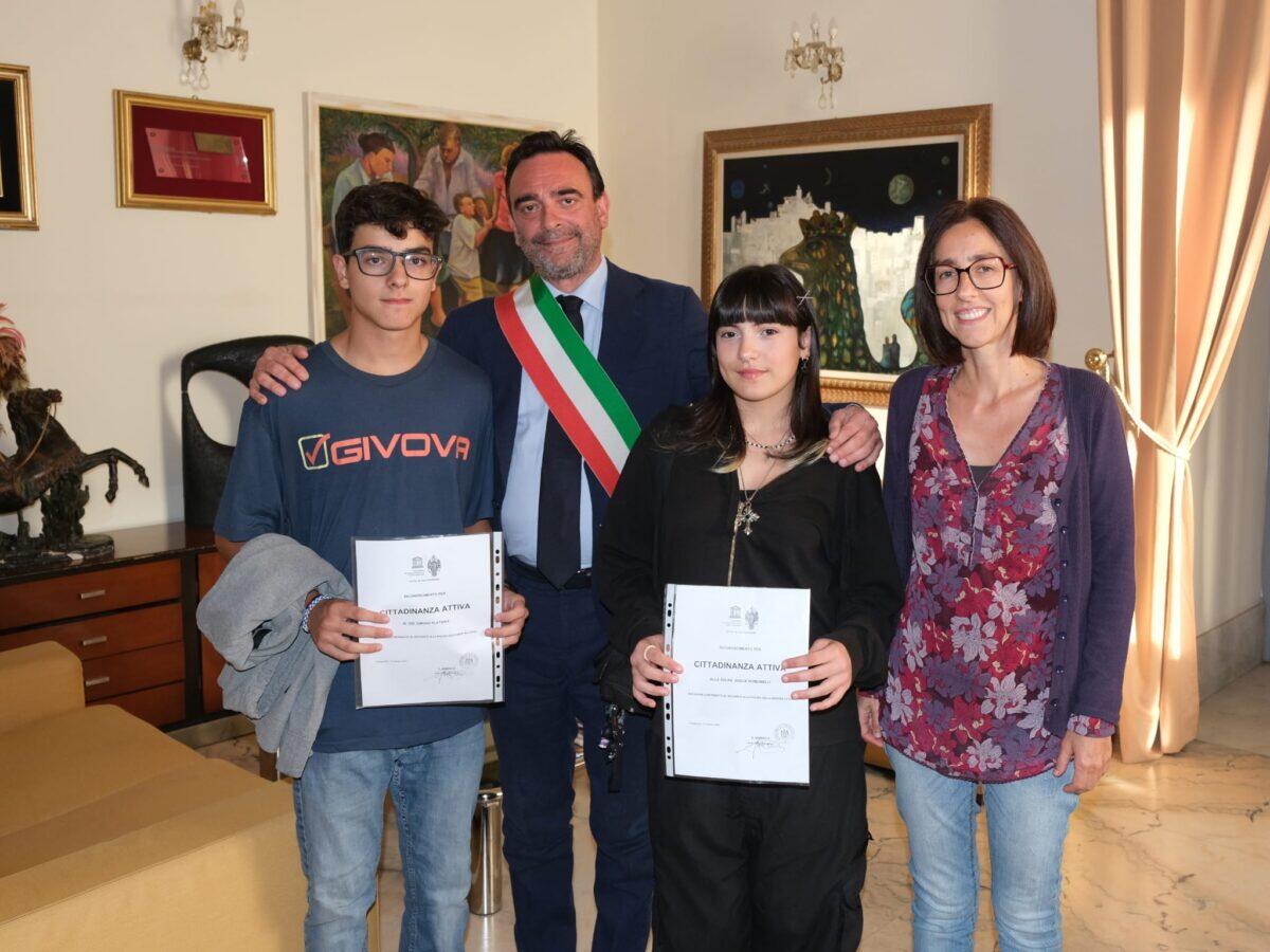 Riconoscimento per cittadinanza attiva ai giovani studenti che ripuliscono l’area del Poggio Fanales: un esempio di sensibilità e senso civico per la città di Caltagirone - 