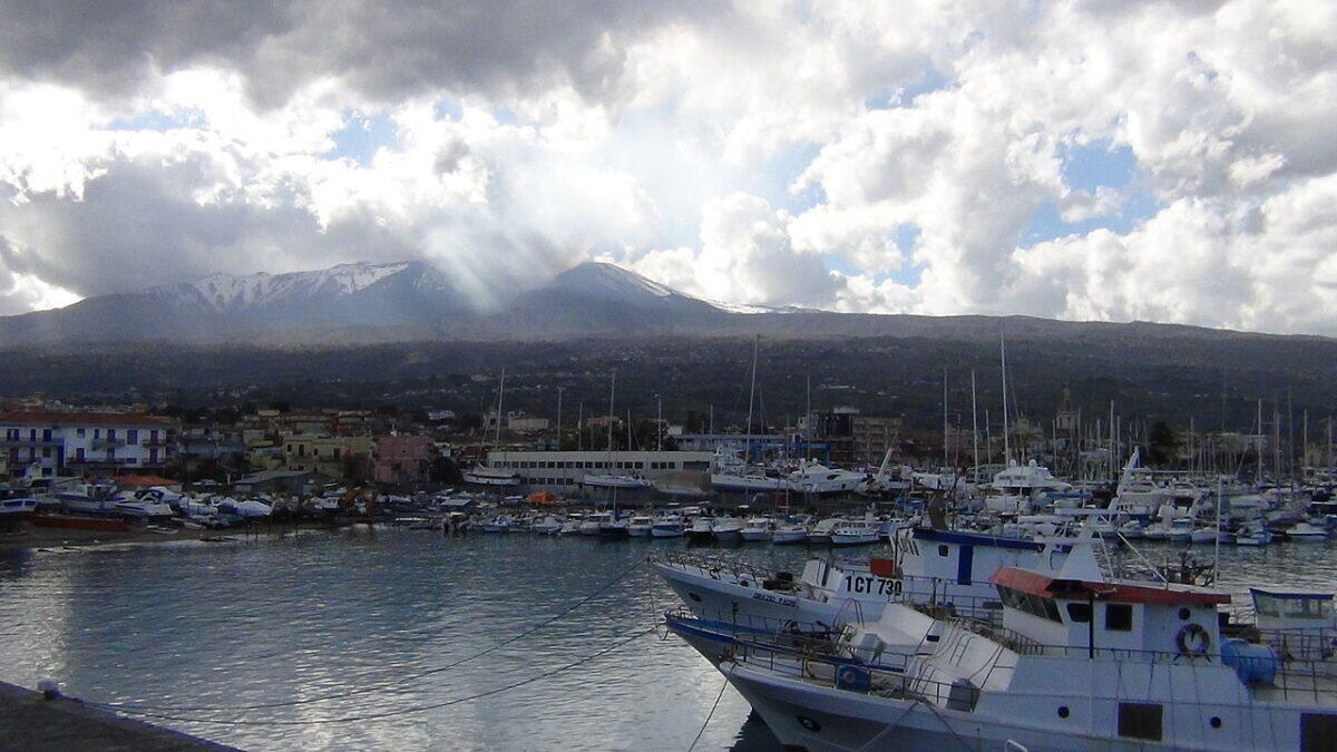 Riposto svela il suo tesoro nascosto: un paradiso di mare, cultura e tradizione! - 