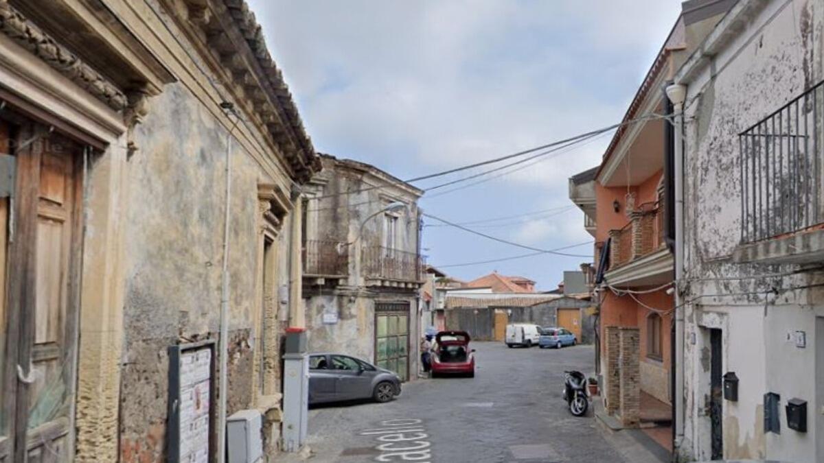 Incendio ad Aci Catena, in cenere un'auto e i cavi della luce - 