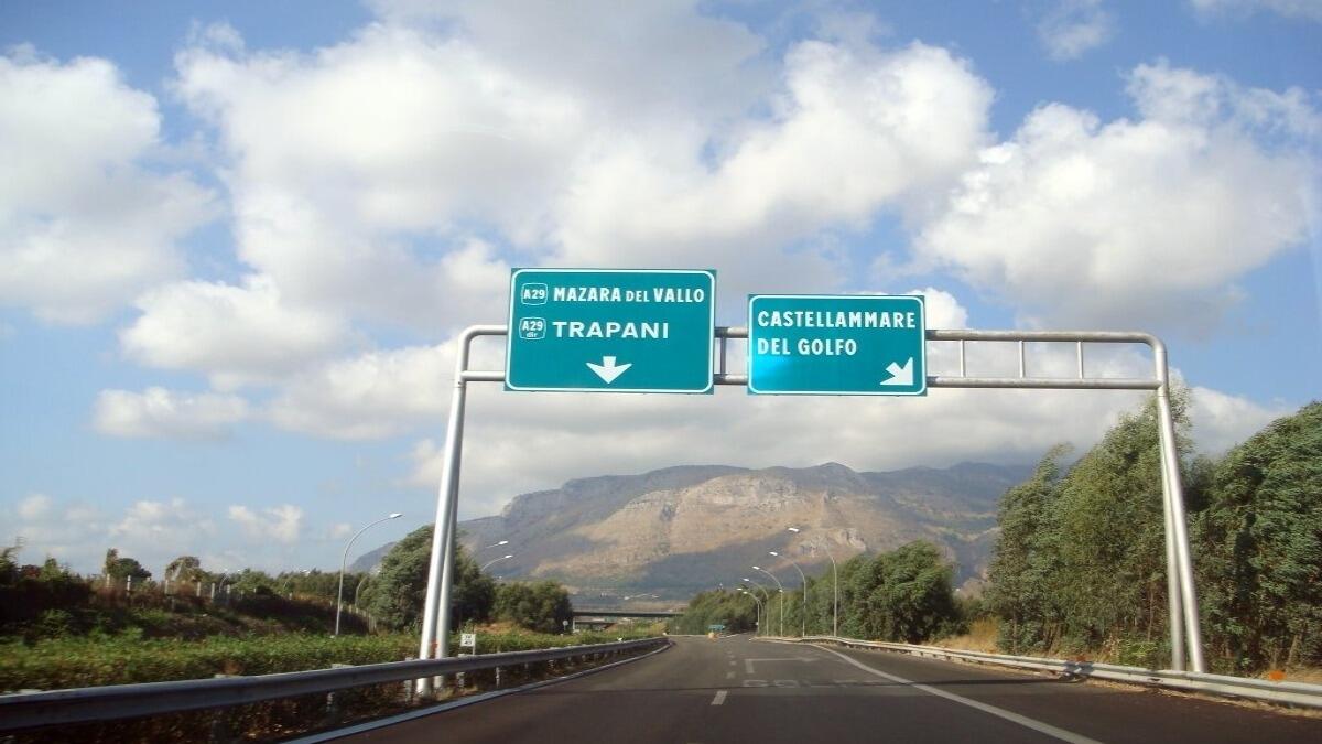 Caos sull'autostrada: furgone si ribalta, drammatiche scene e traffico in tilt - 