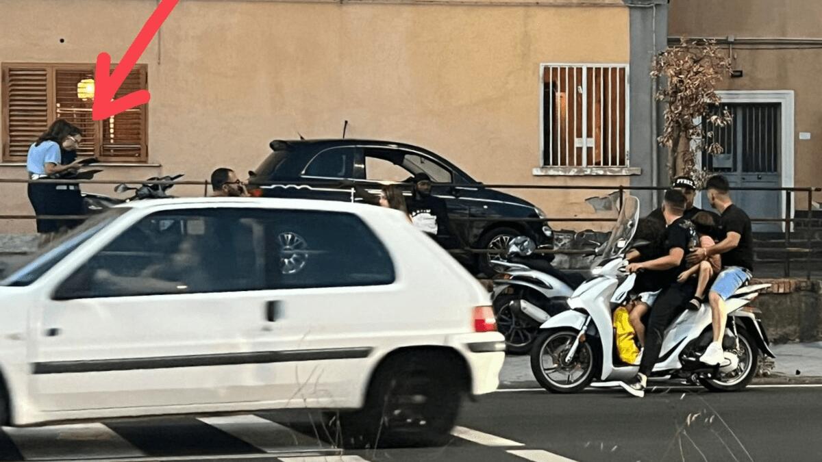 La foto che indigna Catania: in 4 sul motorino (di cui 2 minori) davanti a dei vigili “distratti” - 