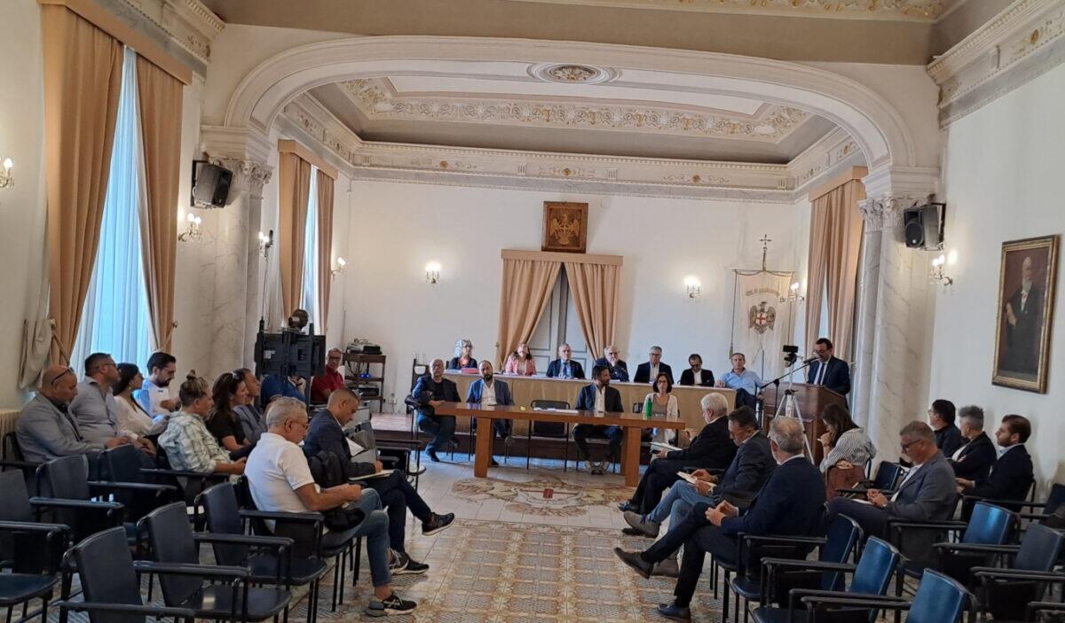 Consiglio comunale di Caltagirone: discriminazioni di genere, reddito di cittadinanza e riqualificazione dello stadio al centro dell’ordine del giorno - 