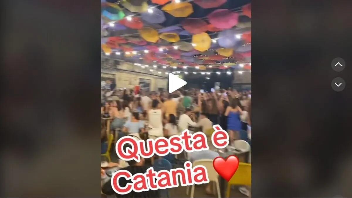 Un tetto di ombrelli colorati in zona pescheria: la movida a Catania ha un nome. Quale? [VIDEO] - 