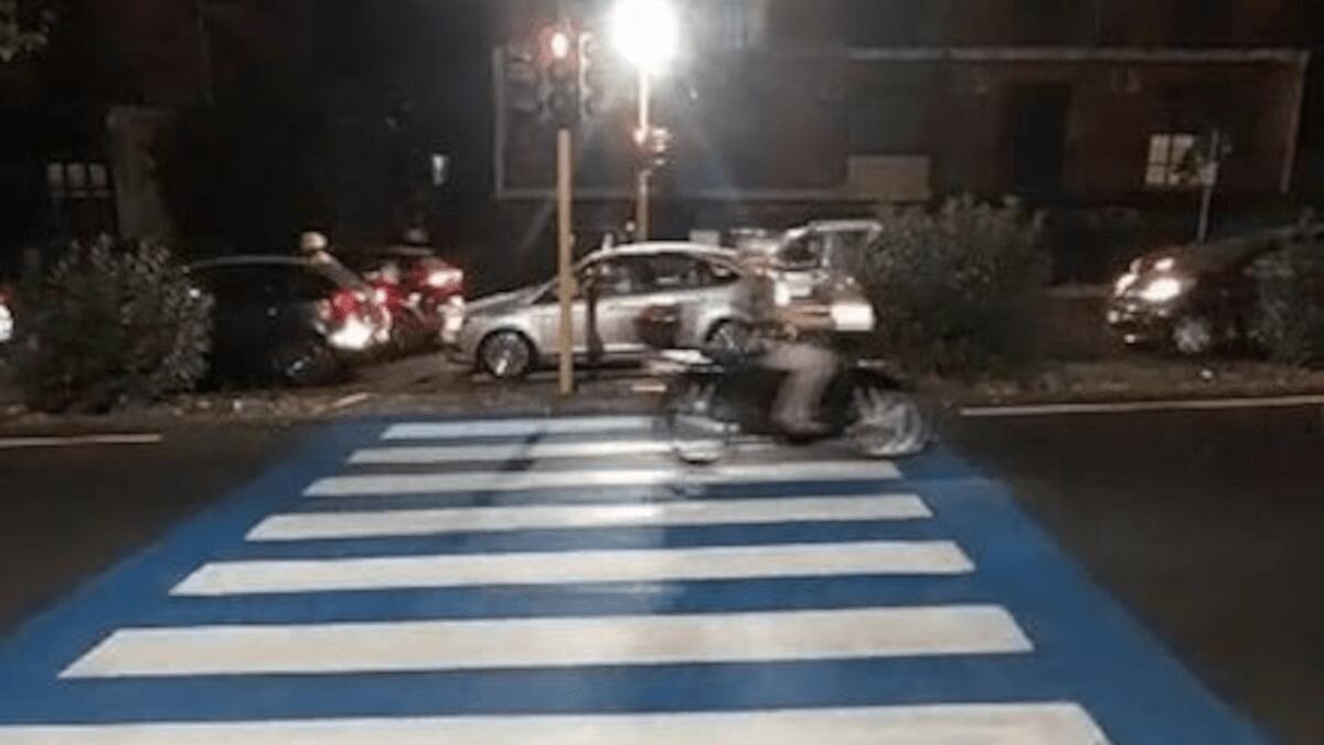 Incidente mortale: giovane coppia sbalzata nelle strisce pedonali, la ragazza non ce la fa - 