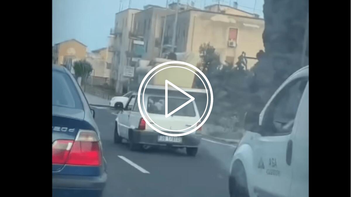 Circonvallazione Catania, tutto sotto controllo: uomo sopra divano trasportato da una Panda (VIDEO) - 