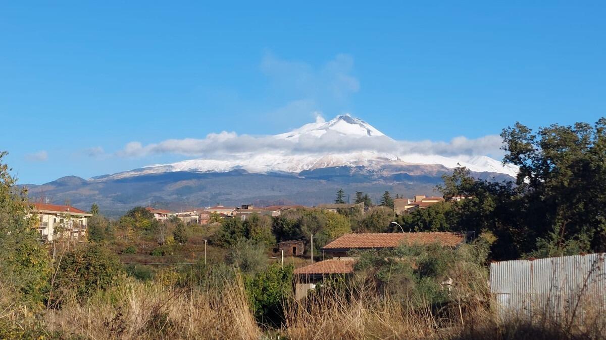 L'Etna si veste di bianco: la prima neve dopo due giorni di pioggia - 