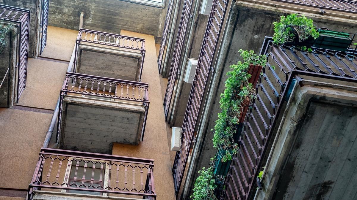 Era in procinto di lanciarsi dal balcone davanti ai figli: intervenuti 3 agenti - 