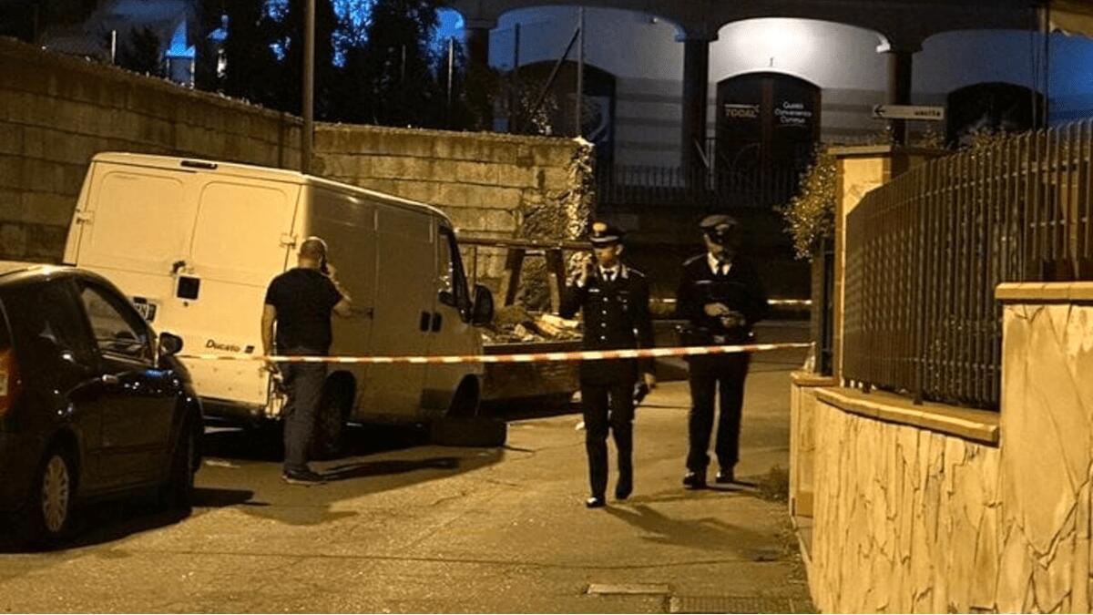 Terribile incidente mentre cambia ruota furgone: cric cede, ragazzo in rianimazione - 