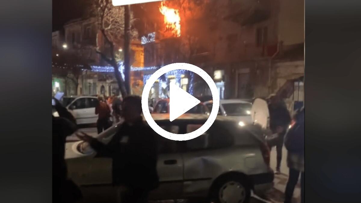 Attimi di paura per un incendio domestico a Catania: il video del soccorso in diretta - 