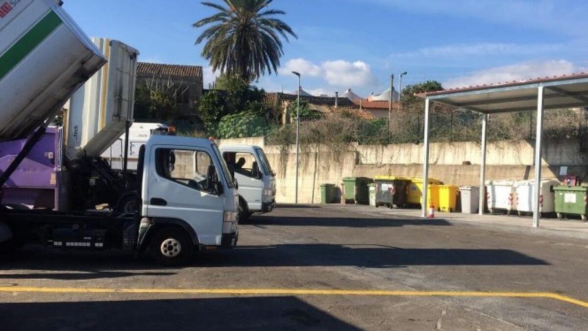 Tragedia sfiorata: operatore ecologico rimane incastrato tra camion e muro - 