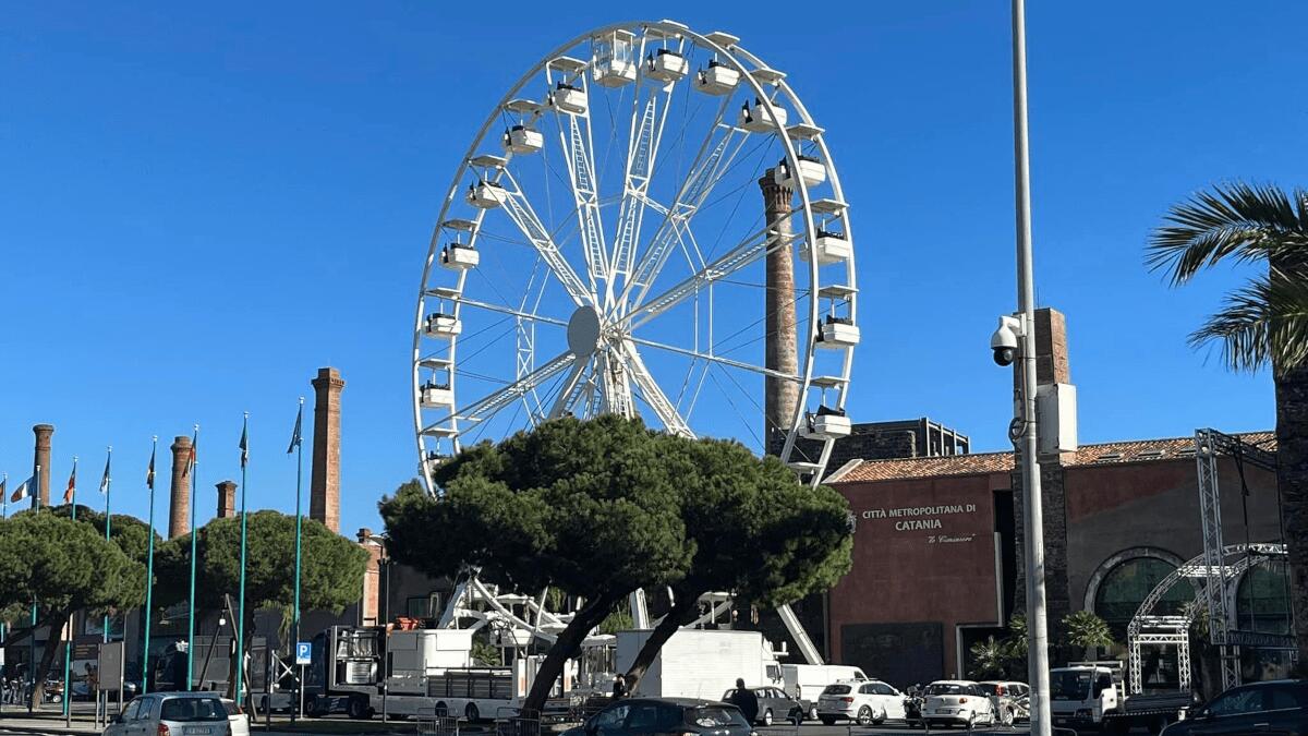 La ruota panoramica è terminata: foto e video della nuova attrazione a Le Ciminiere - 