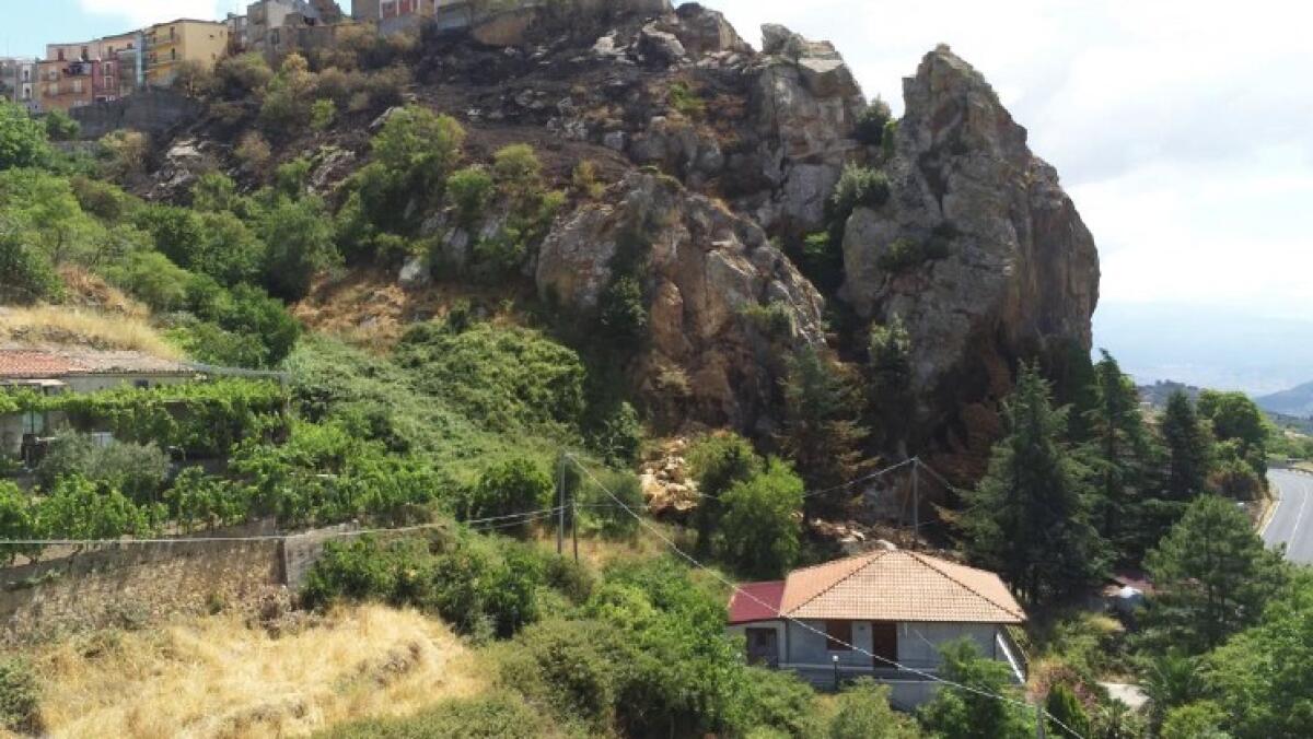 Il comune di Cesarò riceve un appalto da due milioni per consolidare la Rocca Giannina - 
