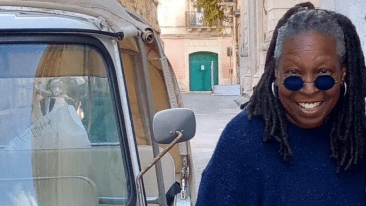 Whoopi Goldberg a Siracusa: una star (disponibile coi fan) tra i vicoli di Ortigia - 