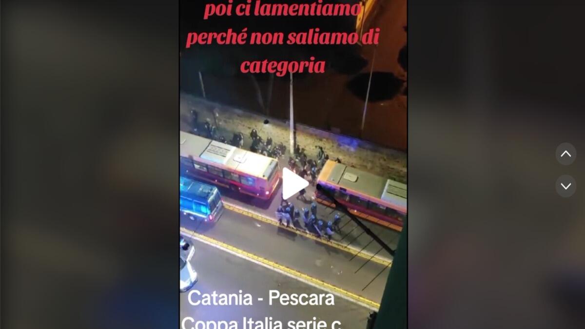Assalto Ultrà al pullman del Pescara, le immagini del violento agguato catanese [VIDEO] - 