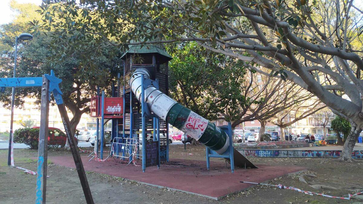 Catania, torre-scivola bruciata al parco Falcone: il sospetto di chi frequenta l'area - 