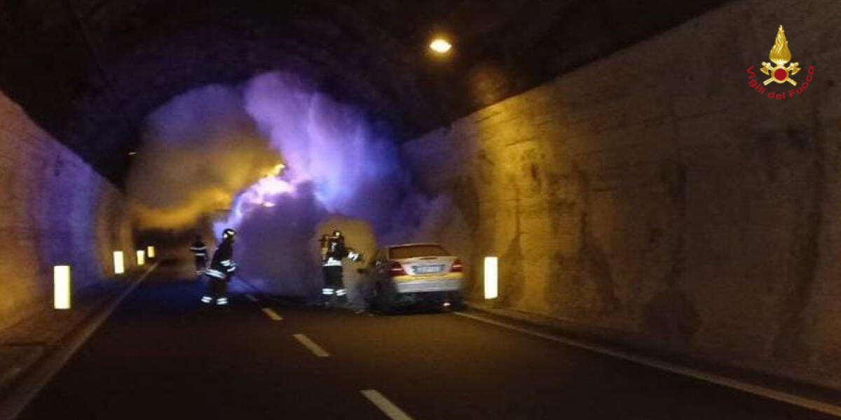 Auto in fiamme nella galleria della A18 a Messina: intervento dei Vigili del Fuoco - 