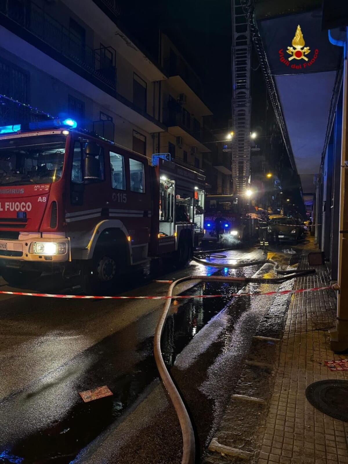 Misterbianco, incendio in una casa: operazioni ancora in corso - 