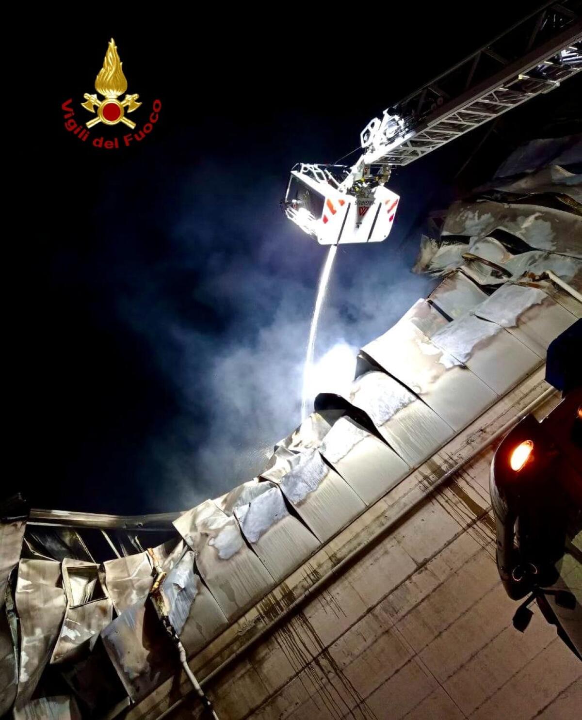 Caltagirone, incendio in stabilimento lavorazione oli - 