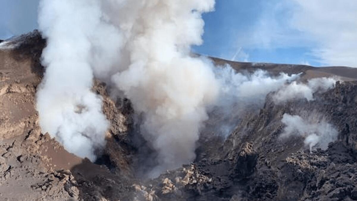Cenere “lampo” dal cratere Bocca Nuova dell’Etna: emissione di soli 7 minuti - 