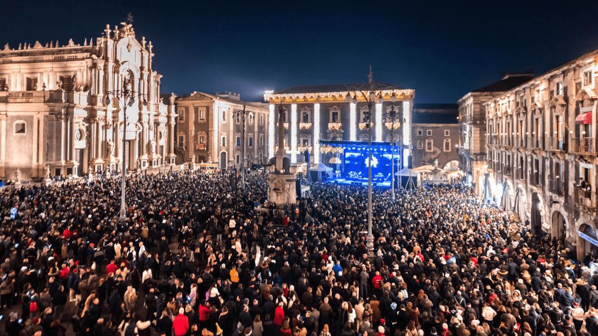 Capodanno Catania: Mario Biondi e Tananai danno il benvenuto al 2024. La scaletta del concerto - 