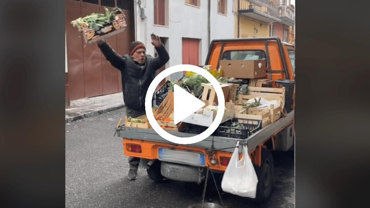 Il verduraio con la “lapa” è puro show: «Sciamunitu addivintai?! E chi sugnu Babbo Natale?!» - 