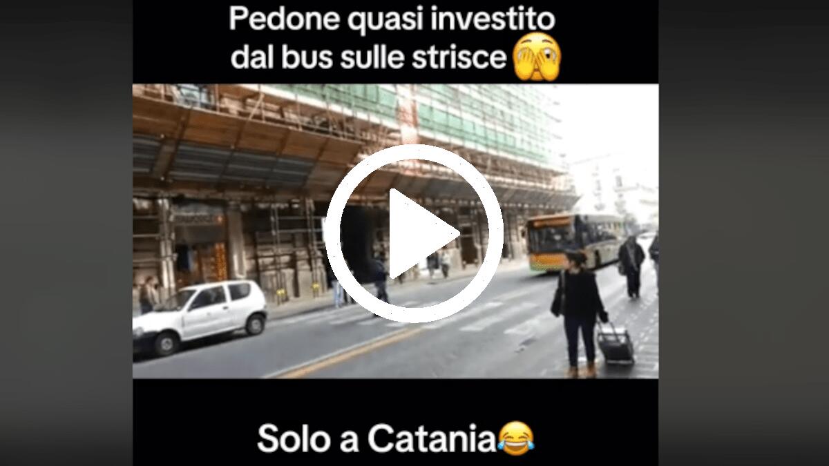 Catania Far West: sfida sulle strisce pedonali tra autobus e pedone. Il video del “quasi” investimento - 