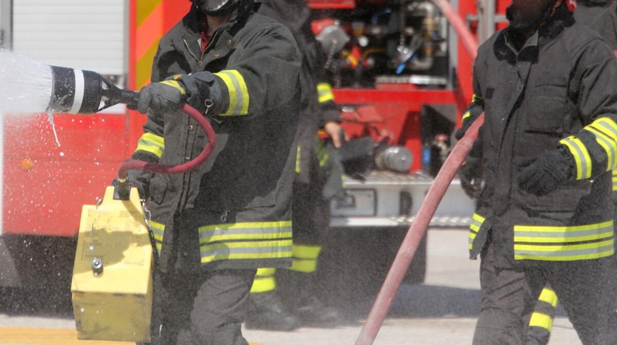 Autoarticolato in fiamme sulla Tangenziale di Catania: intervento in corso - 