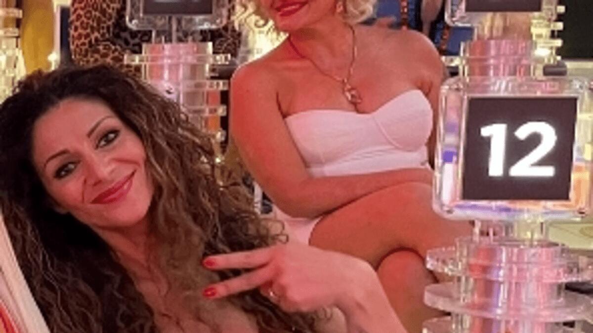 La Milf palermitana Antonella Gambino contro le Teen a Ciao Darwin 9 - 