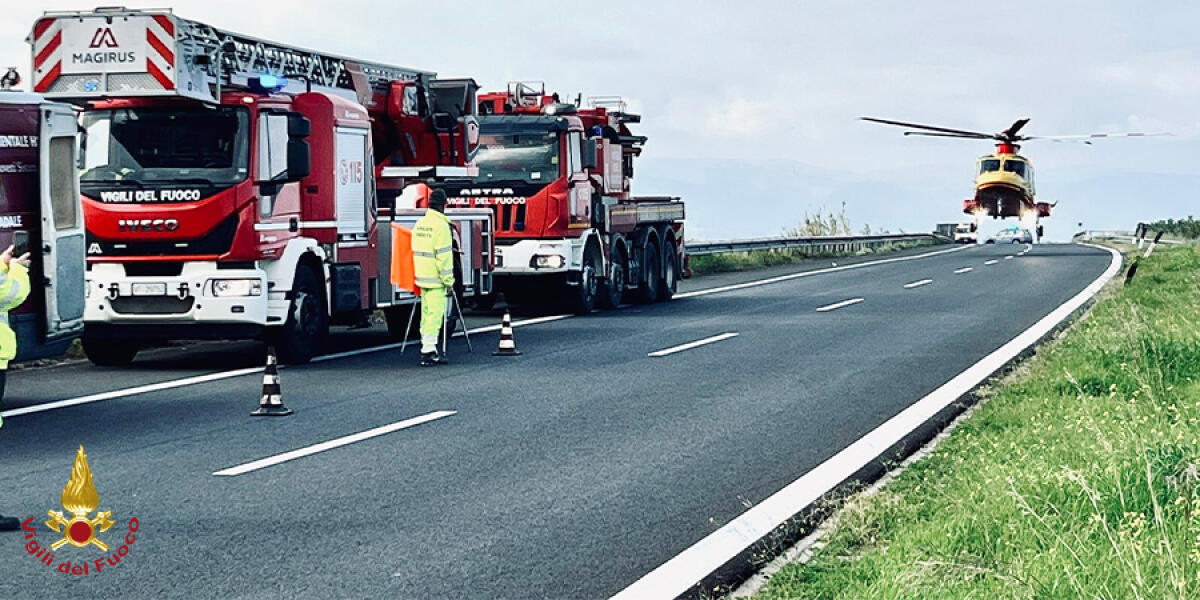 Vigili del Fuoco Messina: Interventi su incidente stradale e incendio locale Paradiso - 