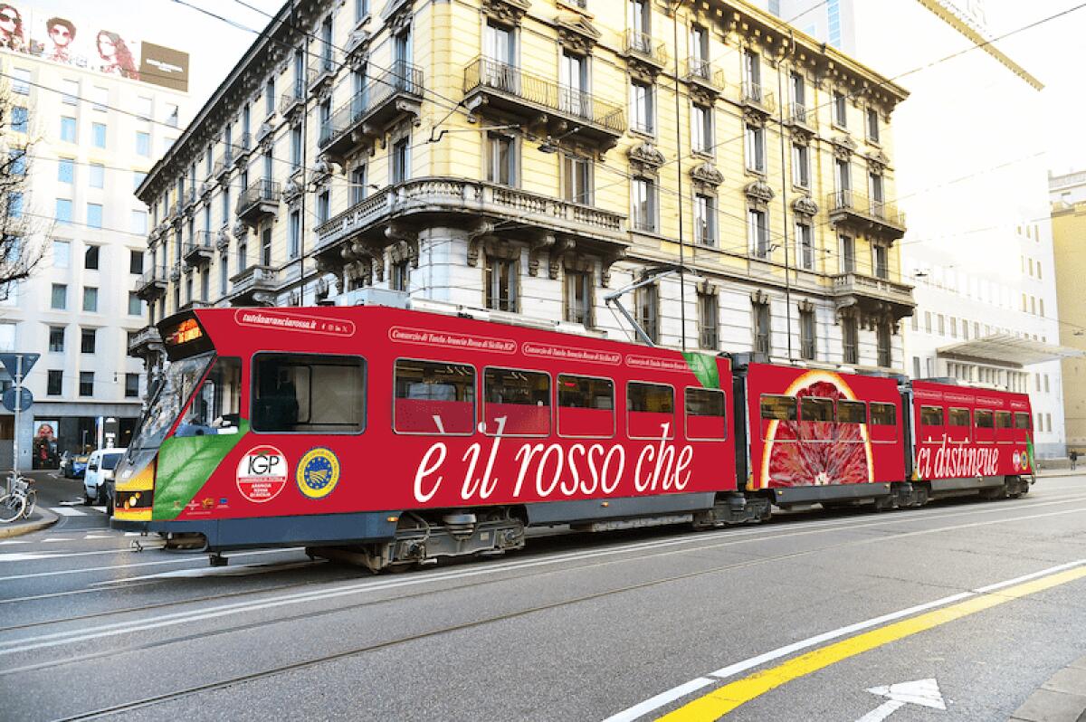 Campagna pubblicitaria dell'Arancia Rossa di Sicilia sui tram di Milano - 