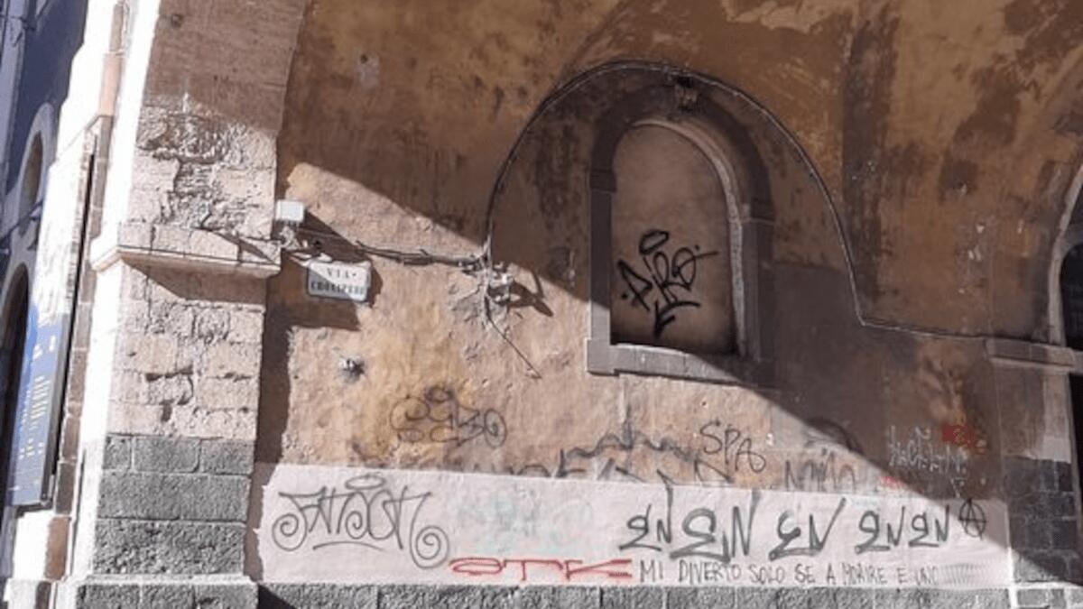 Deplorabile atto di vandalismo sull’Arco di San Benedetto: «Turisti osservano, mi sono vergognata» - 