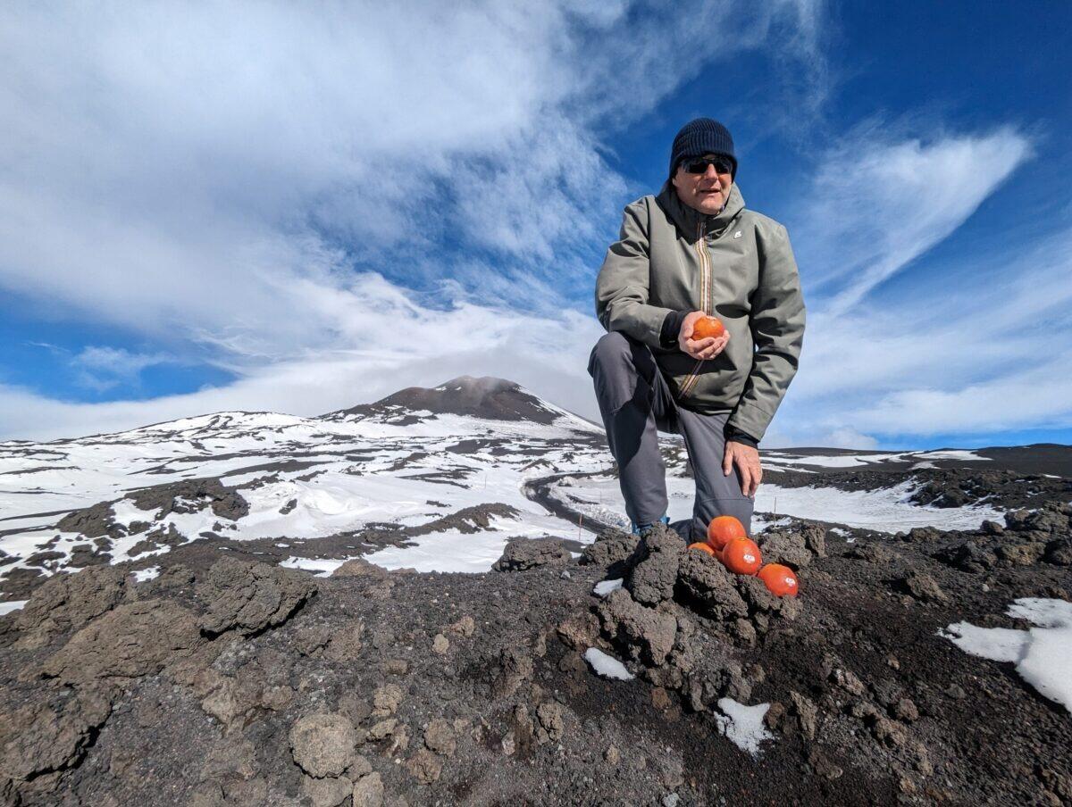 Il presidente del Consorzio IGP Gerardo Diana rende omaggio all'Arancia Rossa di Sicilia sulla cima dell'Etna - 