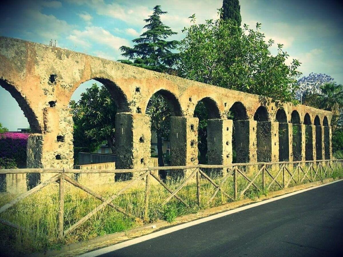 Icone di pietra, le foto che ricostruiscono l'antico acquedotto romano a Catania - 