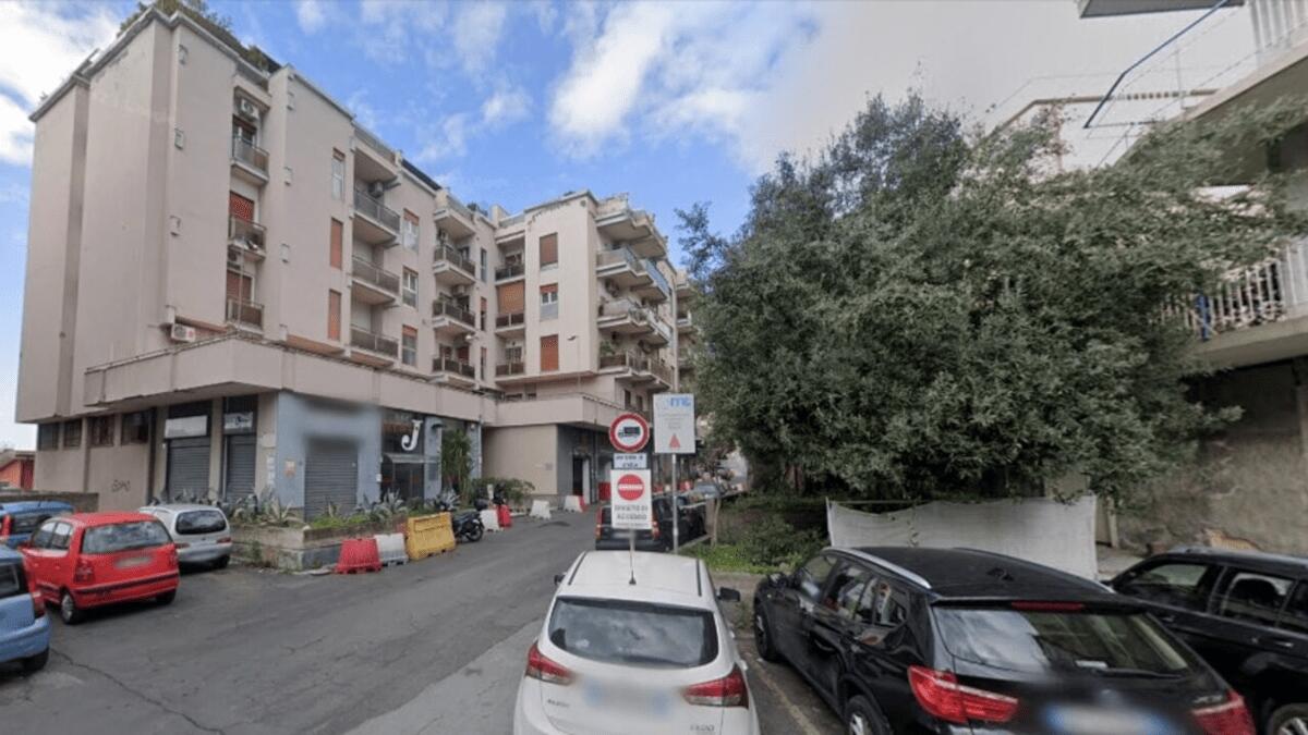 Incidente via Novara, triste epilogo: la caduta dell’uomo dal quarto piano è fatale - 