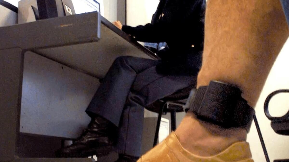 Segregata, violentata e picchiata davanti ai figli di 8 e 10 anni: braccialetto elettronico per 31enne - 