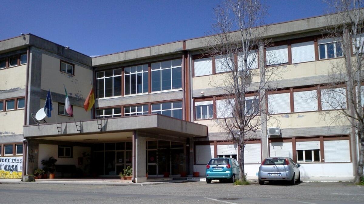 La foto di Acireale Social non lascia alcun dubbio, ecco cos'è successo all'Istituto Ferraris - 