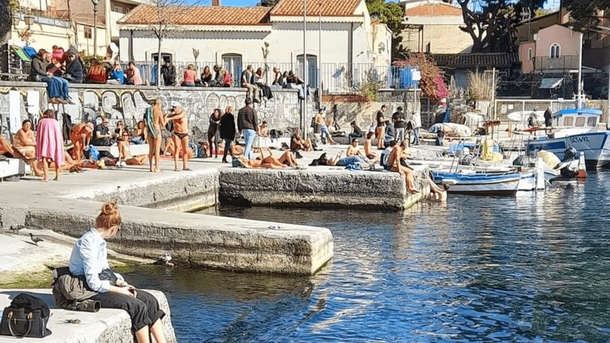 Festa di Sant’Agata 2024: quest’anno c’è chi festeggia tuffandosi in mare - 