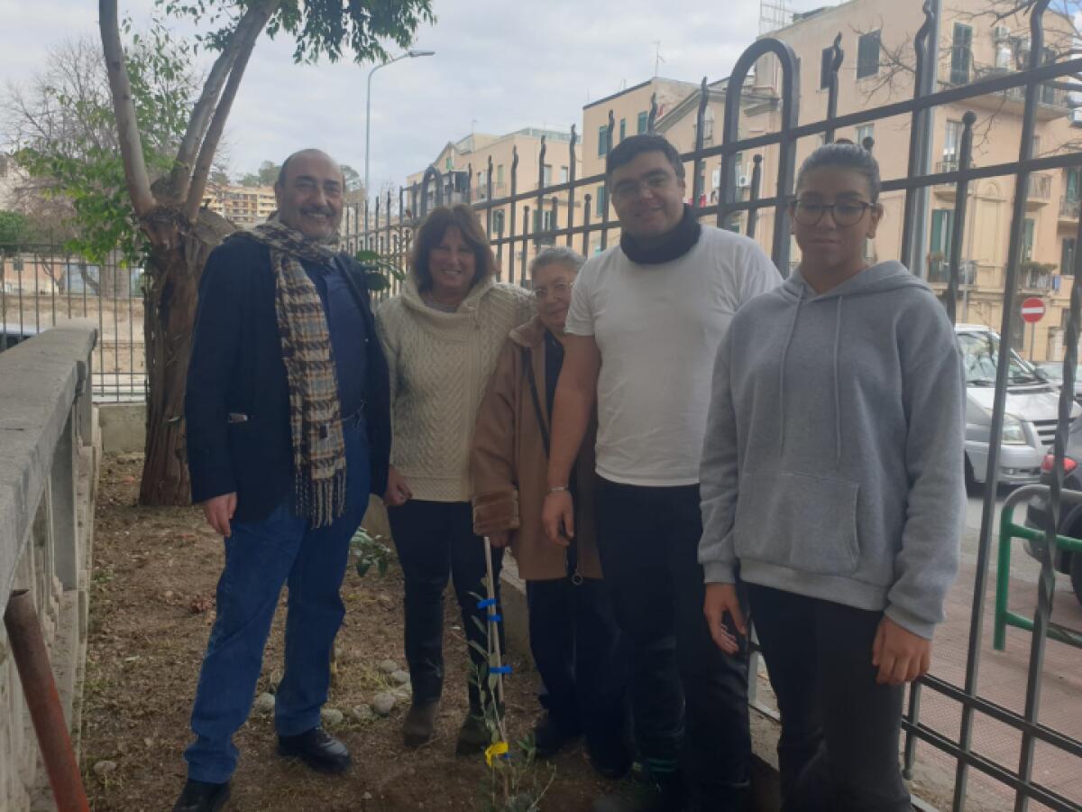 Visita dell’assessore Currò all’Istituto comprensivo Battisti-Foscolo: omaggio e piantumazione simbolica - 