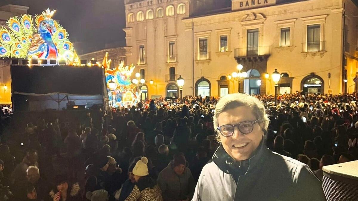 Carnevale di Acireale, Salvo La Rosa presenta la sua special guest. Il suo entusiasmo è contagioso - 