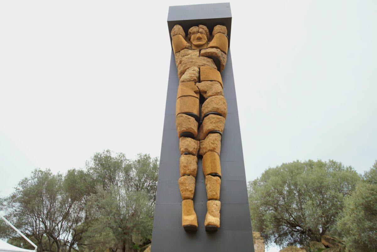 Il telamone del tempio di Zeus rivela la sua maestosità: svelata la statua antropomorfa dopo venti anni di studi e lavori. Schifani: «Ora puntiamo a migliorare i servizi» - 