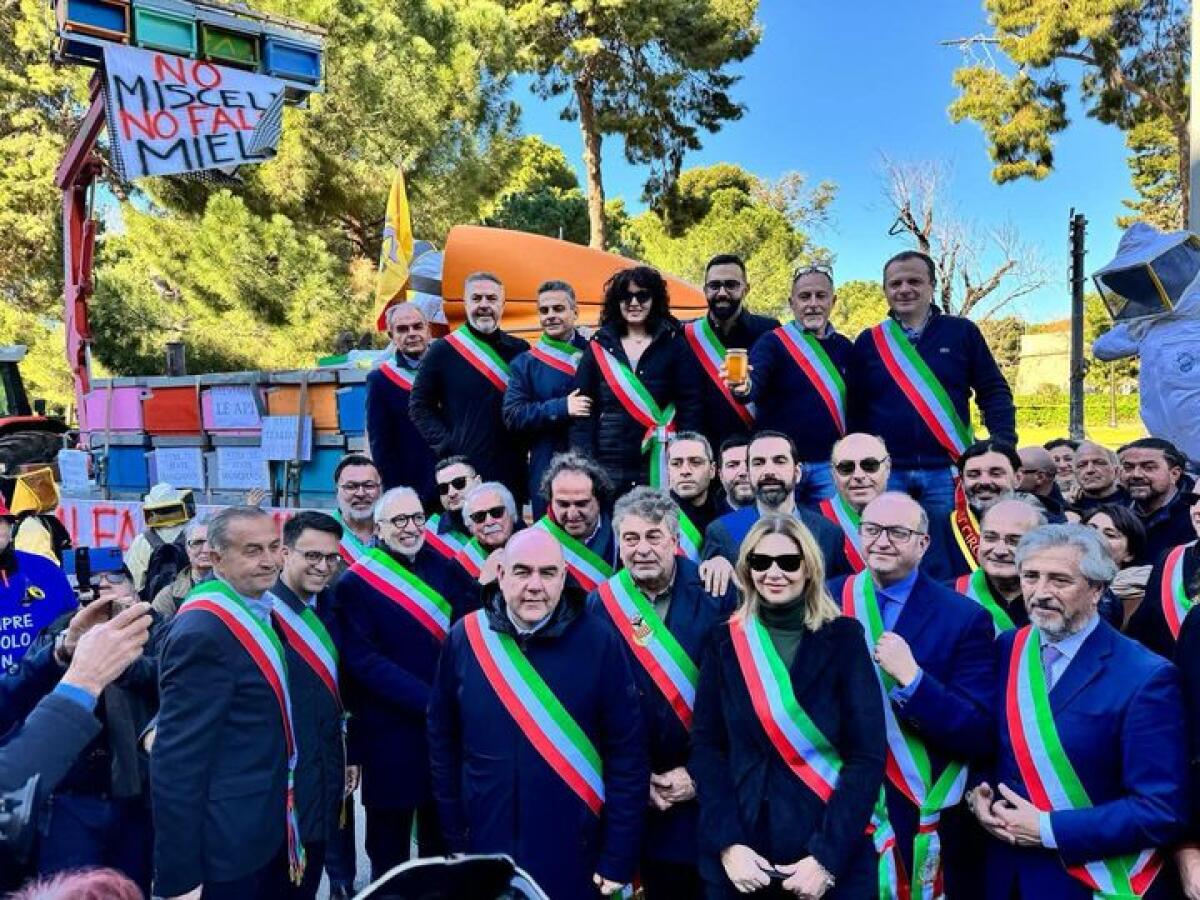 I sindaci siciliani manifestano a Palermo al fianco di agricoltori e allevatori - 