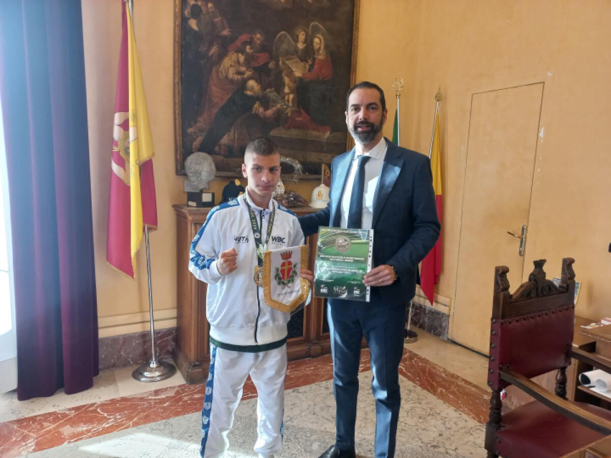 Il sindaco Basile riceve il campione mondiale di Muay Thai Kevin Sciuto - 