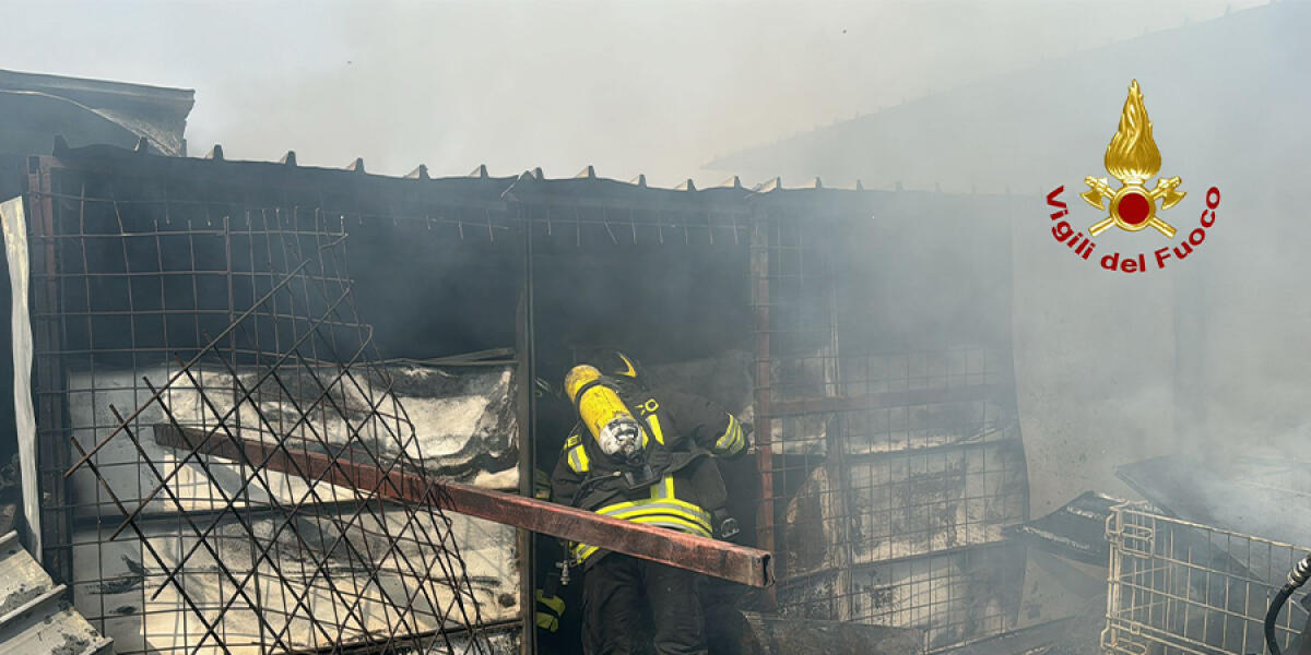 Incendio a Palermo: Vigili del Fuoco al lavoro con 6 squadre - 