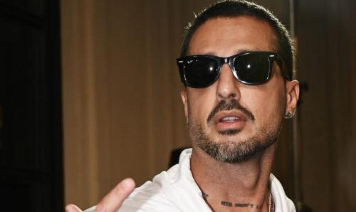 Auguri a Fabrizio Corona, il re dei paparazzi compie 50 anni (e non li sente!) - 
