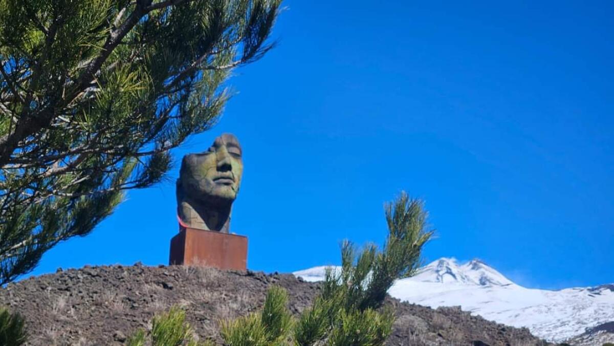 Una mostra a cielo aperto: il "Teseo screpolato" sull'Etna - 